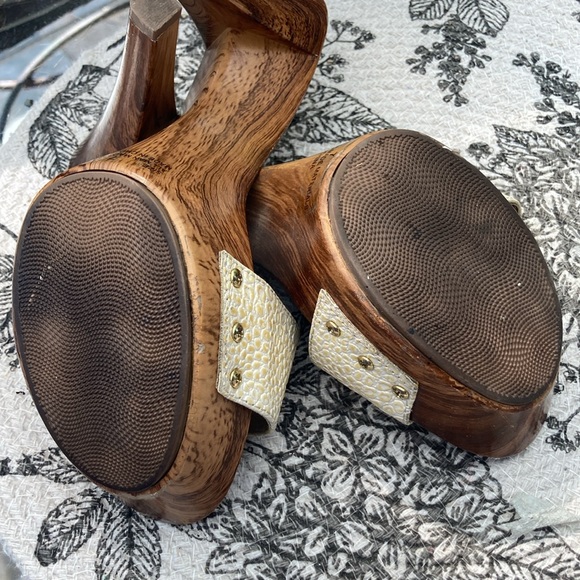 Qupid 4.5” Vegan Gold Platform Slide - Picture 6 of 6